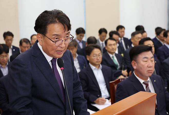 김영환 충북도지사가 10일 서울 여의도 국회 행정안전위원회 전체회의에서 열린 청주 오송 지하차도 참사의 진상규명과 재발 방지대책 마련을 위한 국정조사에서 기관보고를 하고 있다.