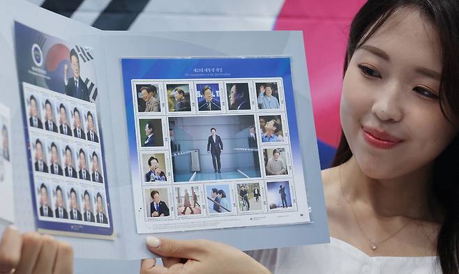 10일 오전 서울 여의도우체국 포스트타워에서 홍보 도우미가 '제21대 대통령 취임 100일 기념우표'를 소개하고 있다. 이승환 기자