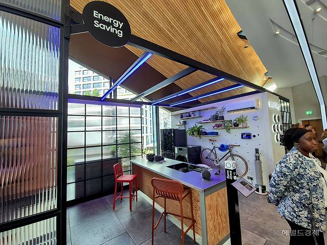 영국 런던 ‘삼성 킹스크로스’ 매장에 조성된 ‘에너지 세이빙’ 존. 런던=김현일 기자