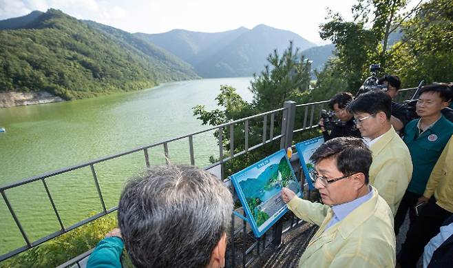 지난 8월 22일 김성환 환경부 장관 평창 도암댐을 찾아 시설과 수질 현황을 살펴보고 있는 모습. 연합뉴스