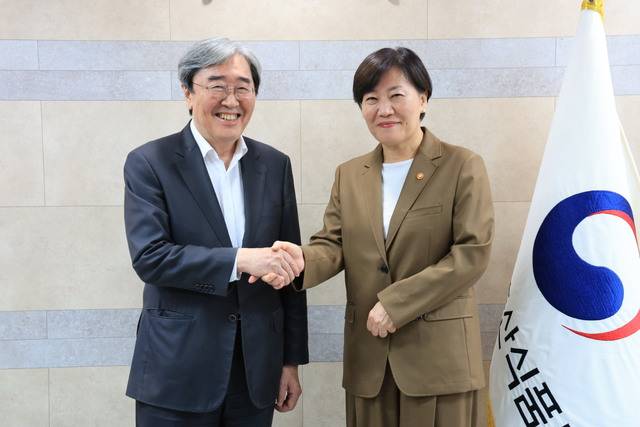 송미령 농림축산식품부 장관(오른쪽)이 10일 서울에서 박진선 한국식품산업협회장과 만나 악수하고 있다. 농식품부
