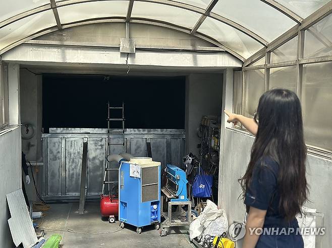 강릉초당두부 공장에 조성 중인 물 저장 탱크 (강릉=연합뉴스) 강태현 기자 = 강릉시가 최악의 가뭄으로 '재난 사태' 선포 12일째를 맞은 10일 강릉초당두부 공장에서 직원이 최근 조성 중인 600t 저장 탱크를 가리키고 있다. 해당 공장은 가뭄으로 인한 단수 우려로 공장 운영에 어려움을 겪자 탱크 조성 작업에 나섰다.
콩 세척과 불리기, 끓이기, 여과, 열 냉탕 처리 등 과정에 물 사용이 필수적인 탓에 두부 식당과 공장은 단수로 인한 생업 위기를 토로하고 있다. 2025.9.10 taetae@yna.co.kr