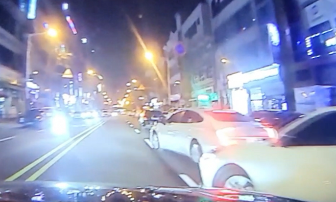 ▲ A씨 일당 차량이 앞 차 후미를 충돌하는 블랙박스 촬영 장면. /사진제공=경기남부경찰청