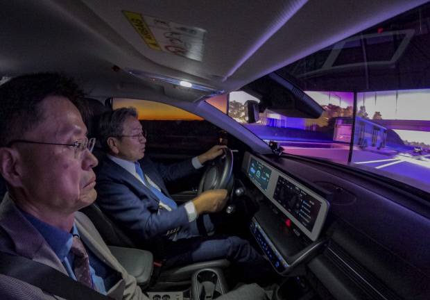 11일 광주 인공지능(AI) 중심 산업융합 집적단지 내 드라이빙 시뮬레이터에서 강기정 광주시장이 시뮬레이션 차량에 탑승해 직접 운행을 체험하고 있다.
/김진수 기자 jeans@kwangju.co.kr