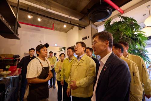 이재명 대통령이 30일 강원 강릉시 경포대 인근 식당을 방문해 가뭄으로 인한 상인들의 피해 상황을 청취하고 있다. 연합뉴스