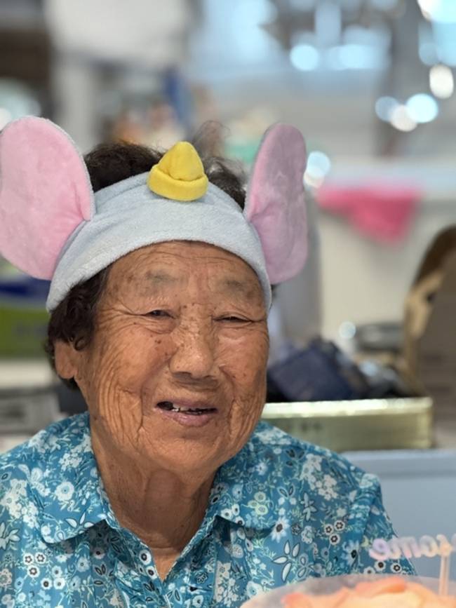 막내딸 집에서 조촐하게 이루어진 촛불도 없는 생일파티, 심지어 꼬깔모자마저 빠뜨려 임시방편으로 윤지의 코끼리 세안밴드를 쓰고 있는 호랑님. /김윤지