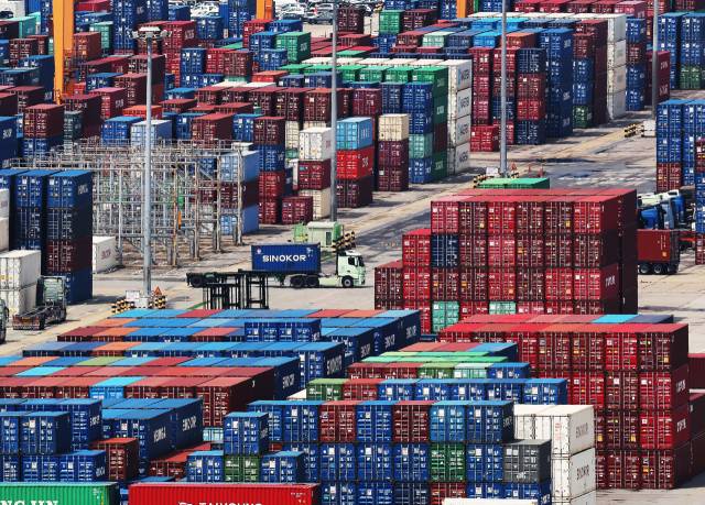 반도체·자동차 수출 호조 등과 함께 지난 7월 우리나라 경상수지가 27개월째 흑자 기조를 이어갔다. 한국은행이 4일 발표한 국제수지 잠정 통계에 따르면 7월 경상수지는 107억8천만달러 흑자로 집계됐다. 6월보다 줄었지만, 7월 기준으로는 역대 최대일 뿐 아니라 2000년대 들어 두 번째로 긴 27개월 연속 흑자 기록이다. 사진은 이날 경기도 평택항에 컨테이너가 쌓여 있는 모습. 연합뉴스