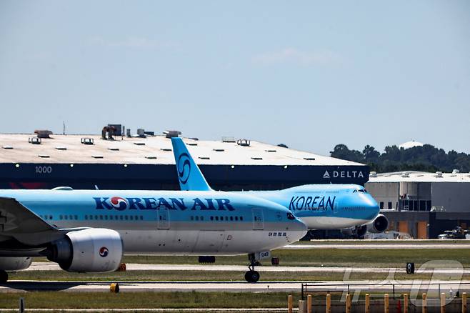 미국 조지아주 현대차그룹-LG에너지솔루션 배터리 합작 공장 건설 현장에서 체포·구금된 한국인들을 태울 대한항공 전세기(오른쪽)가 10일 미국 조지아주 하츠필드-잭슨 애틀랜타 국제공항에 대기하고 있다. ⓒ 로이터=뉴스1 ⓒ News1 안은나 기자
