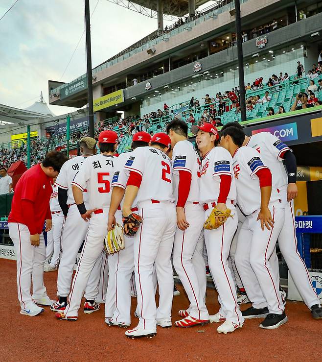 SSG 선수들이 28일 문학 인천SSG랜더스필드에서 열린 2025 KBO리그 KIA전에 앞서 파이팅을 외치고 있다. 사진 | SSG 랜더스