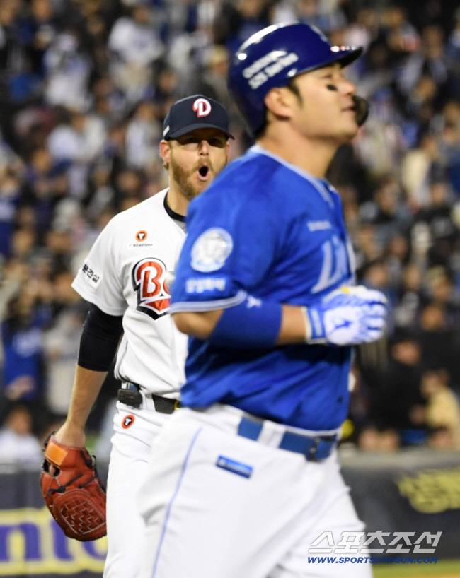 28일 잠실구장에서 열린 두산 베어스와 삼성 라이온즈의 경기. 7회초 2사 3루 삼성 박병호를 외야 뜬공 처리한 두산 콜어빈이 신경전을 펼치고 있다. 잠실=박재만 기자 pjm@sportschosun.com