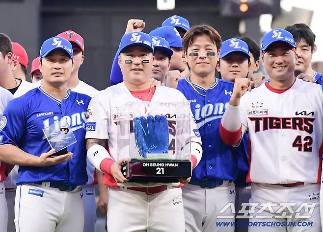 10일 광주 기아챔피언스필드에서 열린 KIA와 삼성의 경기. 삼성 오승환 은퇴투어 행사가 열렸다. 삼성 모자를 쓰고 오승환 곁에서 함께 기념 촬영을 하고 있는 최형우, 김태군. 광주=송정헌 기자songs@sportschosun.com/2025.09.10/