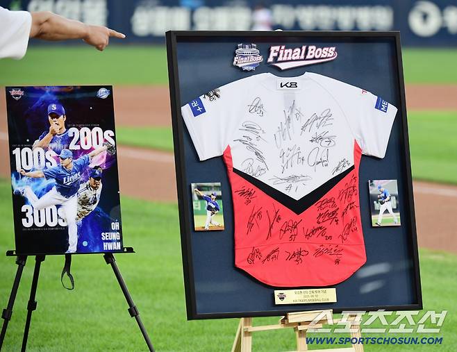10일 광주 기아챔피언스필드에서 열린 KIA와 삼성의 경기. 삼성 오승환 은퇴투어 행사가 열렸다. 오승환에게 전달된 KIA 상대 세이브 달성 기념 액자와 KIA 선수들 사인 유니폼. 광주=송정헌 기자songs@sportschosun.com/2025.09.10/