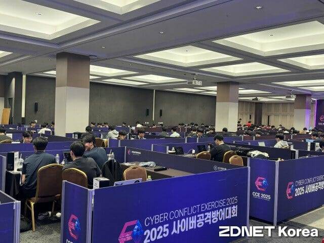 2025 사이버공격 방어대회 청소년부문 대회 현장에서 참가자들이 문제를 풀고 있다.