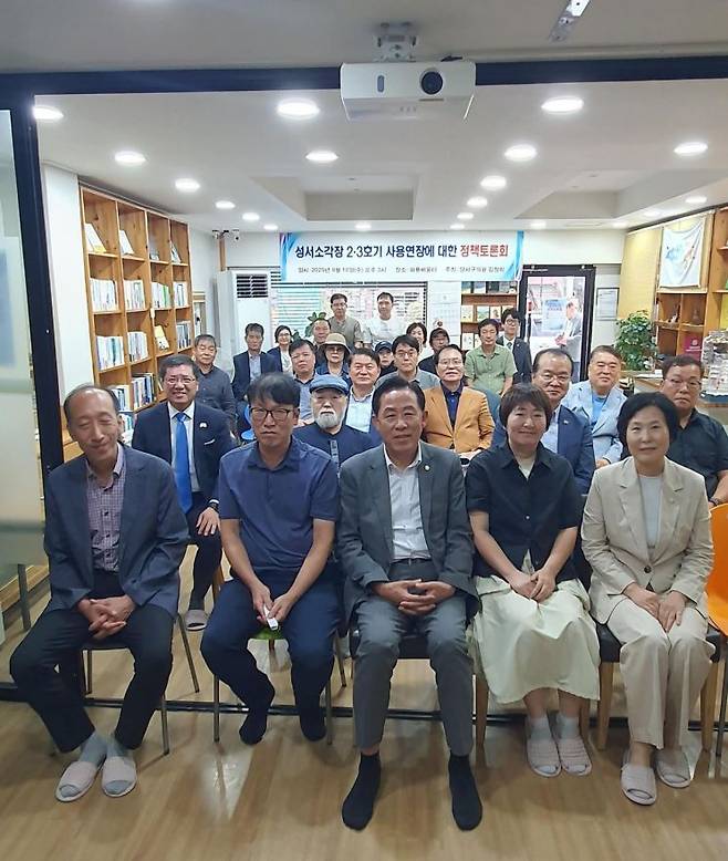대구 성서소각장 정책토론회 참석자들이 한자리에 모였다. (앞자리 왼쪽부터)양원호 대구가톨릭대교수, 조광현 대구경실련 사무처장, 박종길 대구달서구의원, 김민조 대구환경연합 사무국장, 김정희 대구 달서구의원