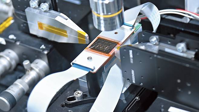 한국과학기술연구원 양자기술연구단 연구실이 개발하고 있는 광기반 양자칩의 모습