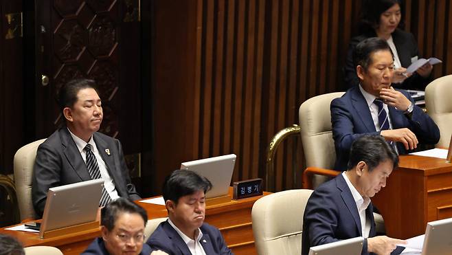 더불어민주당 정청래(뒷줄 오른쪽) 대표와 김병기(왼쪽) 원내대표가 11일 오후 국회 본회의장에서 다소 간극을 두고 앉아 있다. 더불어민주당은 전날 국민의힘과 3대 특검 기간을 연장하지 않기로 합의했지만, 강성 지지층 반발이 이어지자 이를 14시간여 만에 파기하고 이날 오후 특검 수사 기간 연장과 인력 증원을 골자로 하는 특검법 개정안을 본회의에서 처리했다./남강호 기자