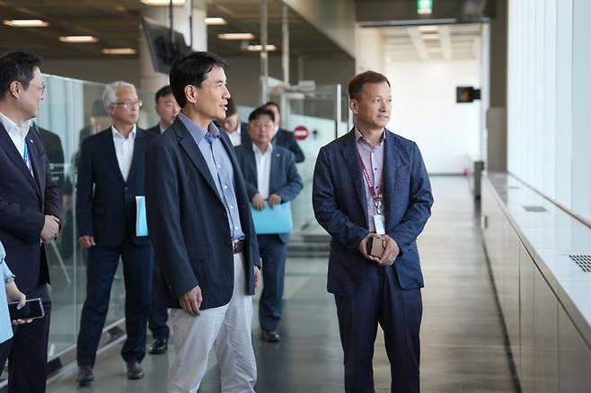 김진태 강원도지사가 11일 양양공항에서 양양군, 파라타항공 등과 함께 취항 점검을 하고 있다. 강원자치도 제공