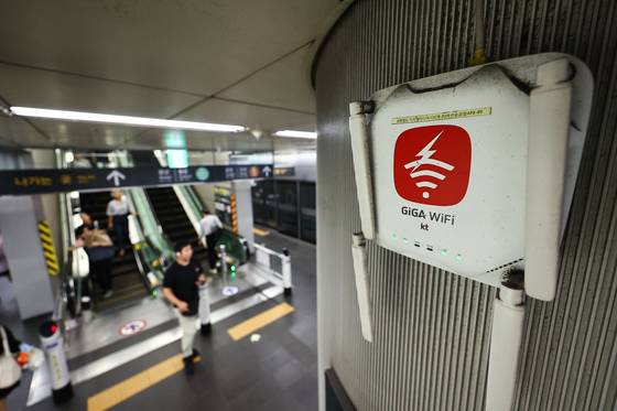 최근 KT 무단 소액결제 피해사고 원인이 불법 초소형 기지국일 가능성이 제기됐다. 사진은 10일 서울 디지털미디어시티역에 설치된 소형 KT 이동통신 기기 모습. 김종호 기자