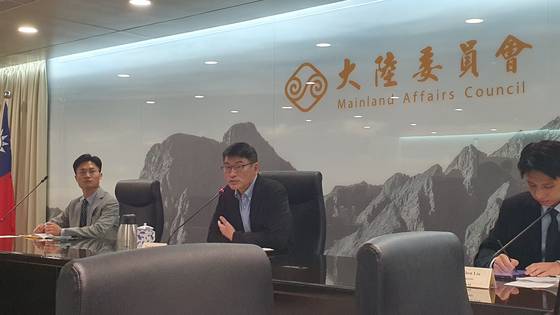 9일 대만의 대륙 위원회 부주임위원인 량원제(가운데)가 발언하고 있다. 량 부위원은 대만의 미래 상을 묻는 질문에 "홍콩의 모습이 대만에 있어선 미래를 비추는 거울과도 같다"면서 "현재의 홍콩은 선전이나 상하이처럼 되었다고 생각한다"고 말했다. 타이베이(대만)=서유진 기자