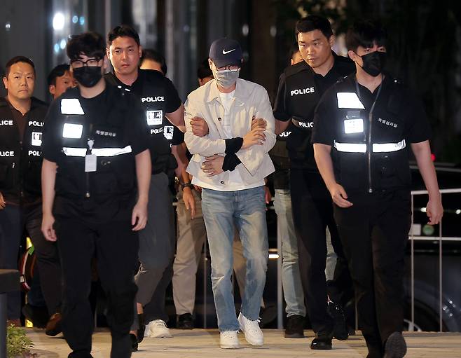 ‘삼부토건 주가조작’ 사건으로 수사받다가 도주한 이기훈 삼부토건 부회장(겸 웰바이오텍 회장)이 경찰에 체포돼 11일 서울 종로구에 마련된 김건희특검 사무실로 들어서고 있다.