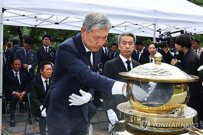 노태우 전 대통령 아들 노재헌 동아시아문화센터 이사장이 지난달 18일 서울 동작구 국립서울현충원 고 김대중 전 대통령 묘역에서 분향하고 있다. 연합뉴스