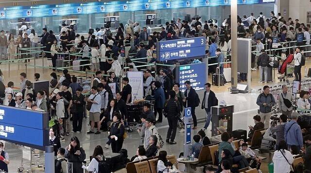 여행객들로 북적이는 인천공항 제1터미널 출국장. 연합뉴스