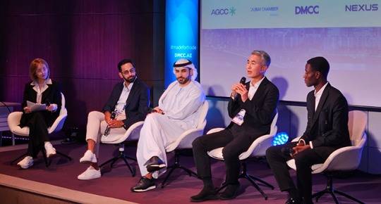 넥써쓰 장현국 대표(왼쪽에서 두번째)가 두바이복합상품거래소의 비즈니스 포럼 'Made for Trade Live'에서 발언하고 있다. 사진 제공 : 넥써쓰