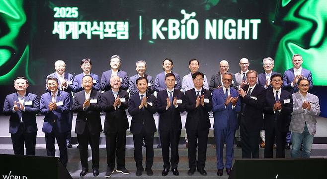 글로벌 제약바이오 업계 리더들이 11일 서울 중구 신라호텔에서 열린 제26회 세계지식포럼 'K바이오 나이트'에서 기념촬영을 하고 있다. 앞줄 왼쪽부터 엄철현 나눔엔젤스 대표, 현택환 서울대 교수, 윤석근 일성아이에스 회장, 데이비드 플로러스 바이오센추리 대표, 이형훈 보건복지부 2차관, 장승준 매경미디어그룹 부회장, 구혁채 과학기술정보통신부 1차관, 브뤼노 코엔 갈리앵재단 회장, 필리프 세종 라지엘테라퓨틱스 회장(전 엘러간 글로벌 회장), 노연홍 한국제약바이오협회장, 한인석 중소기업기술정보진흥원 K바이오랩허브사업추진단장. 뒷줄 왼쪽부터 김정욱 삼성바이오에피스 부사장, 오태석 한국과학기술기획평가원 원장, 박재홍 동아에스티 사장, 김열홍 유한양행 사장, 이병건 국제백신연구소 한국후원회 이사장, 고한승 한국바이오협회장, 이갈 에를리흐 요즈마그룹 회장, 애덤 로치 비원메디슨 일본&아태지역 총괄 대표, 허경화 한국혁신의약품컨소시엄 대표, 크리스토프 하만 한국머크 헬스케어 대표. 한주형 기자