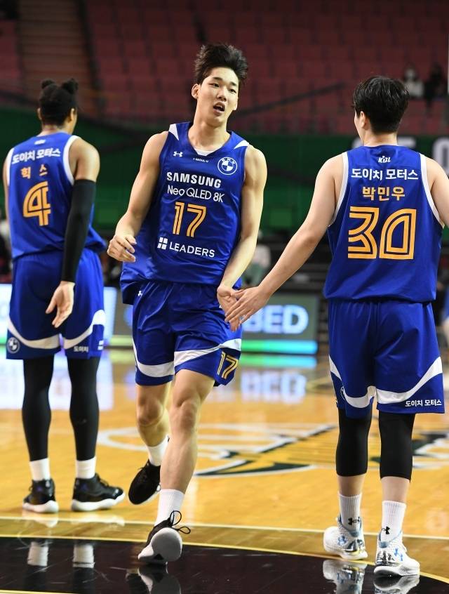 이원석은 산엔 네오피닉스와의 연습경기, 수비 리바운드를 잡는 과정에서 다리우스 데이즈의 고의적인 푸싱에 밀렸다. 크게 넘어진 그는 고통을 호소했다. 그리고 현지 병원에서 오른 손목 미세 골절 진단을 받았다. 사진=KBL 제공