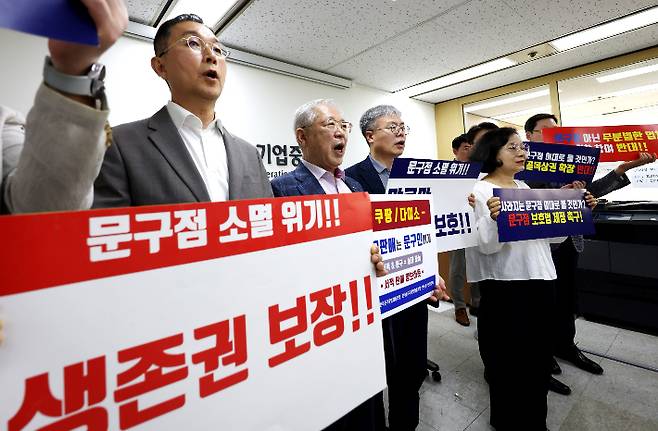 (왼쪽부터)문윤호 한국문구공업협동조합 이사장, 이동재 한국문구인연합회 회장, 장낙전 한국문구유통업협동조합 이사장. 중소기업중앙회 제공