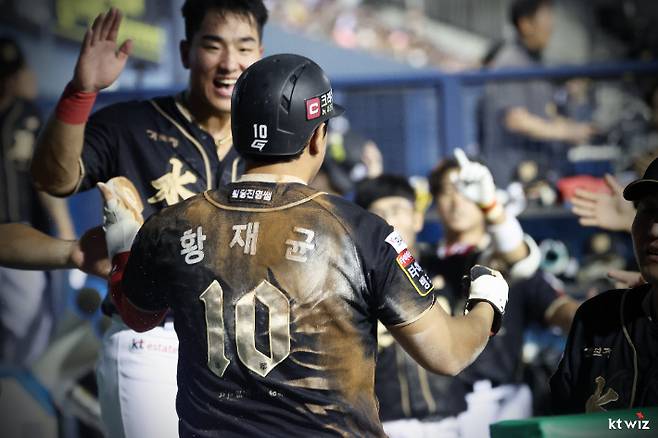 kt 베테랑 내야수 황재균이 11일 LG와 원정에서 천금의 득점에 성공한 뒤 동료들의 축하를 받고 있다. kt 위즈