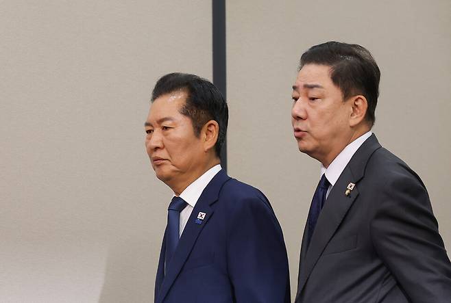 더불어민주당 정청래 대표(왼쪽)와 김병기 원내대표가 10일 서울 여의도 국회에서 열린 최고위원회의에 입장하고 있다. ⓒ연합뉴스