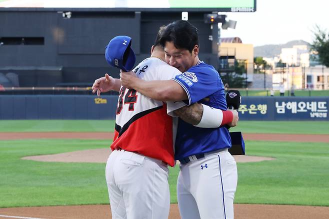 10일 광주 삼성-KIA전을 앞두고 진행된 삼성 오승환의 은퇴 기념 행사에서 KIA 최형후와 오승환이 포옹하고 있다. KIA타이거즈 제공