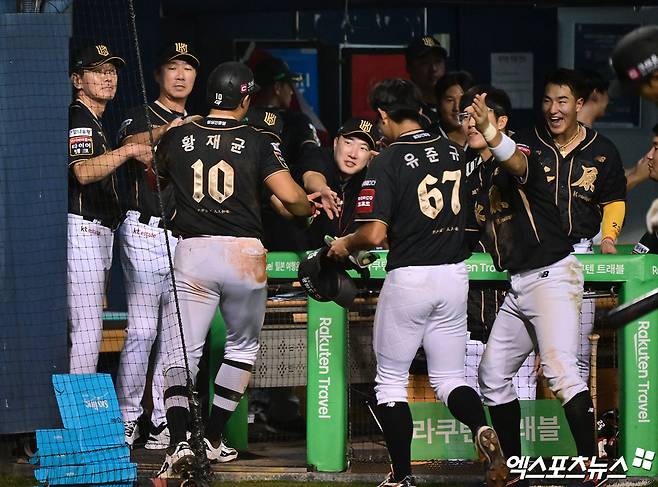 11일 오후 서울 송파구 잠실야구장에서 열린 '2025 신한 SOL Bank KBO리그' KT 위즈와 LG 트윈스의 경기, 8회초 1사 1,2루 KT 황재균과 유준규가 권동진의 2타점 3루타때 득점에 성공하고 있다. 잠실, 김한준 기자