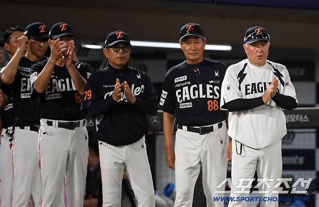 10일 부산 사직구장에서 열린 롯데 자이언츠와 한화 이글스의 경기. 승리한 한화 김경문 감독이 기뻐하고 있다. 부산=박재만 기자 pjm@sportschosun.com/2025.09.10/