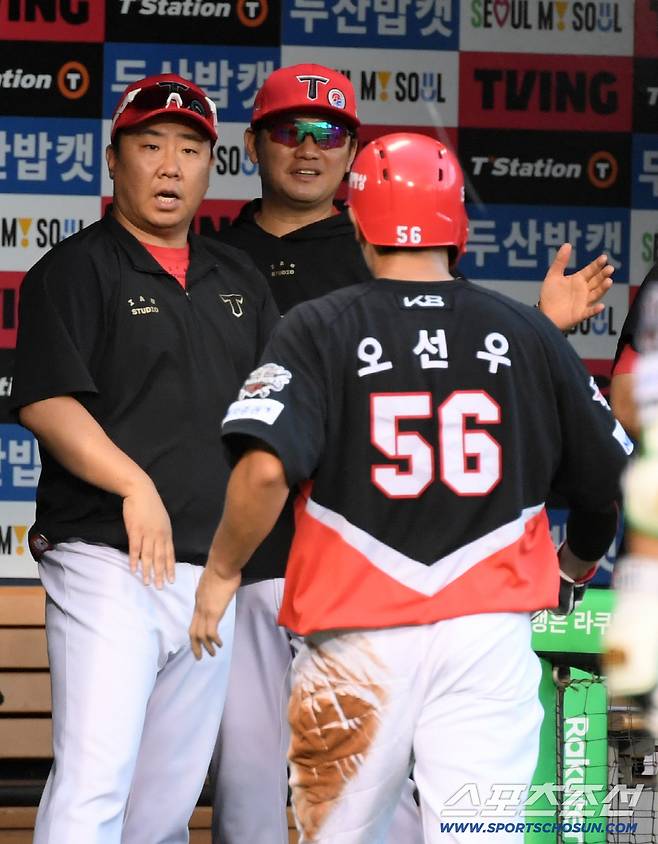15일 잠실구장에서 열린 두산 베어스와 KIA 타이거즈의 경기. KIA 이범호 감독이 득점한 오선우를 반기고 있다. 잠실=박재만 기자 pjm@sportschosun.com/2025.08.15/