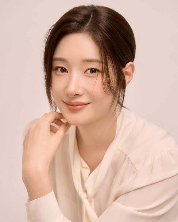 배우 정채연이 최근 서울 강남구 BH엔터테인먼트 사옥에서 <더팩트>와 만나 JTBC 토일드라마 '에스콰이어: 변호사를 꿈꾸는 변호사들' 종영 인터뷰를 진행했다. /BH엔터테인먼트