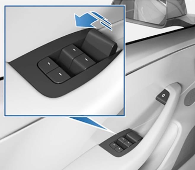 사진 : 테슬라 모델 3 전면 도어 수동 개폐 장치