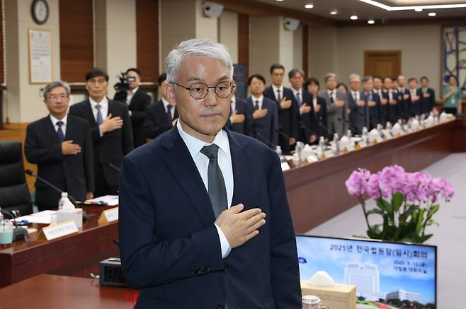 천대엽 법원행정처장과 법원장들이 12일 오후 서울 서초구 대법원 대회의실에서 열린 전국법원장회의에서 국기에 대한 경례를 하고 있다. /뉴스1