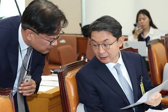 이억원 금융위원장 후보자가 지난 2일 서울 여의도 국회에서 열린 정무위원회의 인사청문회에서 관계자와 대화하고 있다. ⓒ뉴시스