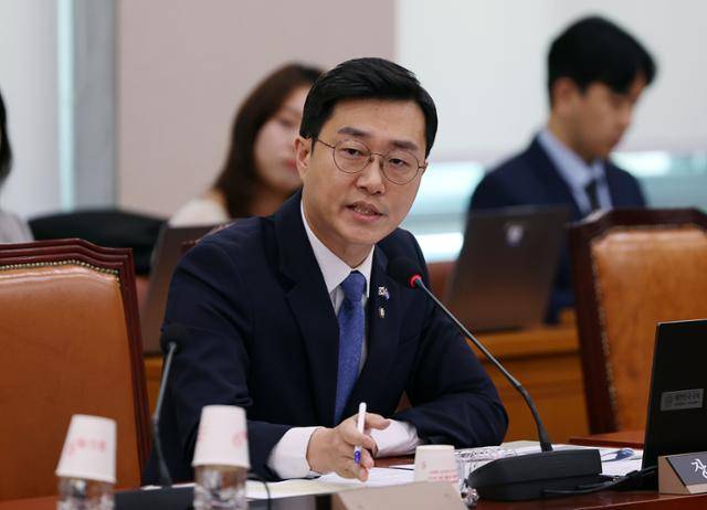 장경태 더불어민주당 의원이 5일 서울 여의도 국회의사당에서 열린 법제사법위원회 검찰개혁 입법청문회에 참석해 '건진법사 관봉권 띠지 분실' 사건과 관련해 질의하고 있다. 뉴시스