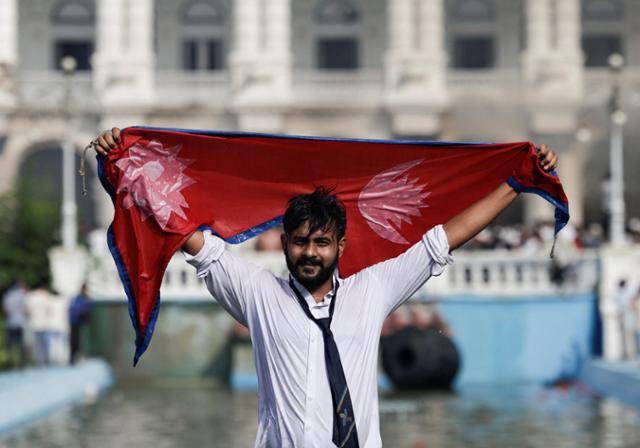 9일 네팔 카트만두에서 한 시민이 국기를 들고 정부의 사회관계망서비스(SNS) 금지 방침에 항의하고 있다. 카트만두=로이터 연합뉴스