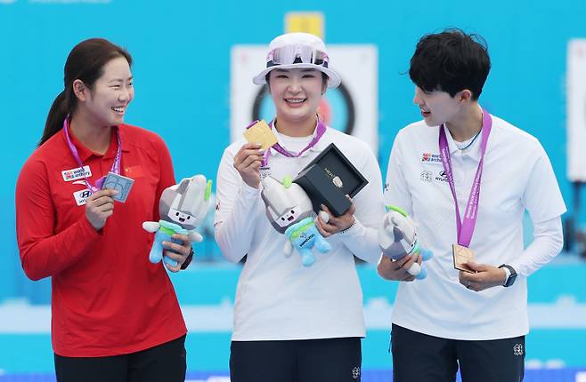 <yonhap photo-3901=""> 메달 들고 다함께 기념촬영 (광주=연합뉴스) 김성민 기자 = 12일 광주 동구 국립아시아문화전당 5·18민주광장에서 열린 2025 세계양궁선수권대회 리커브 여자 개인전 시상식에서 선수들이 기념 촬영을 하고 있다. 왼쪽부터 중국 주징이, 대한민국 강채영, 안산. 2025.9.12 ksm7976@yna.co.kr/2025-09-12 16:47:14/ <저작권자 ⓒ 1980-2025 ㈜연합뉴스. 무단 전재 재배포 금지, AI 학습 및 활용 금지></yonhap>