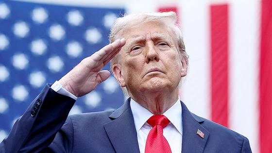 도널드 트럼프 미국 대통령이 11일(현지시간) 미국 워싱턴DC 펜타곤에서 열린 미국 9.11 테러 24주년 기념식에서 거수 경례를 하고 있다. 로이터=연합뉴스