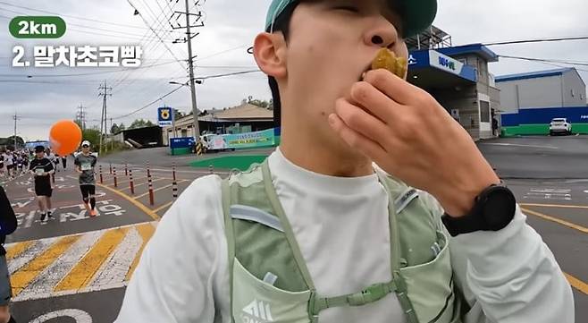 먹방 마라톤을 선보이는 유튜브 채널 '한스'