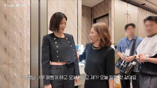 배우 이미숙(65)의 변함없는 미모가 후배 전지현(43)의 감탄을 자아냈다. 사진= 유튜브 채널 숙스러운 미숙씨