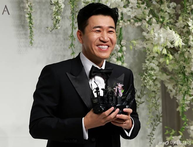 그룹 코요테의 김종민이 지난달 결혼식 기자회견에 참석해 인사말을 하고 있다. 김종민의 예비 신부는 11살 연하의 사업가로, 김종민이 공개한 애칭은 ‘히융’이다. 결혼식 1부 사회는 유재석, 2부는 조세호와 문세윤이 맡으며 축가는 이적과 린이 부를 예정이다. /사진=뉴스1