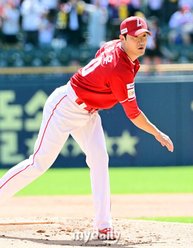 4일 오후 서울 잠실구장에 진행된 '2025 신한 SOL뱅크 KBO 리그' SSG-LG의 경기. SSG 선발 박종훈이 역투를 펼치고 있다./마이데일리