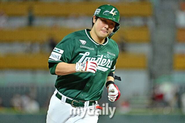 5일 인천 SSG랜더스필드에서 열린 '2025 신한 SOL BANK KBO리그' 롯데 자이언츠와 SSG 랜더스 경기. SSG 최정이 5회말 첫 타자로 나와 솔로포를 친 후 그라운드를 뛰고 있다./마이데일리