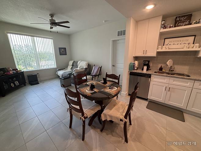 펀그로브 내 이반 씨의 집 내부. 욕실과 방이 각 2개씩 있는 2베드룸 타입으로 입주민은 소득에 따라 최저432달러, 최대1615달러의 임대료를 내고 거주할 수 있다. 김희량 기자